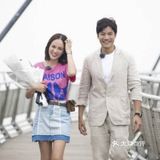 随后在她的额头上轻轻的亲了一口，甜蜜得让人羡慕