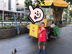 彩色吐司夹香草味冰淇淋-詹爷爷乌节路街头冰淇淋