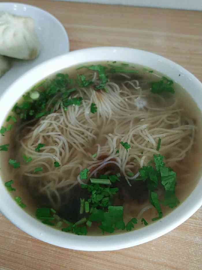 价格不贵,两个猪肉包加一碗油丝面才八块钱,其他各种常见的包子也都有