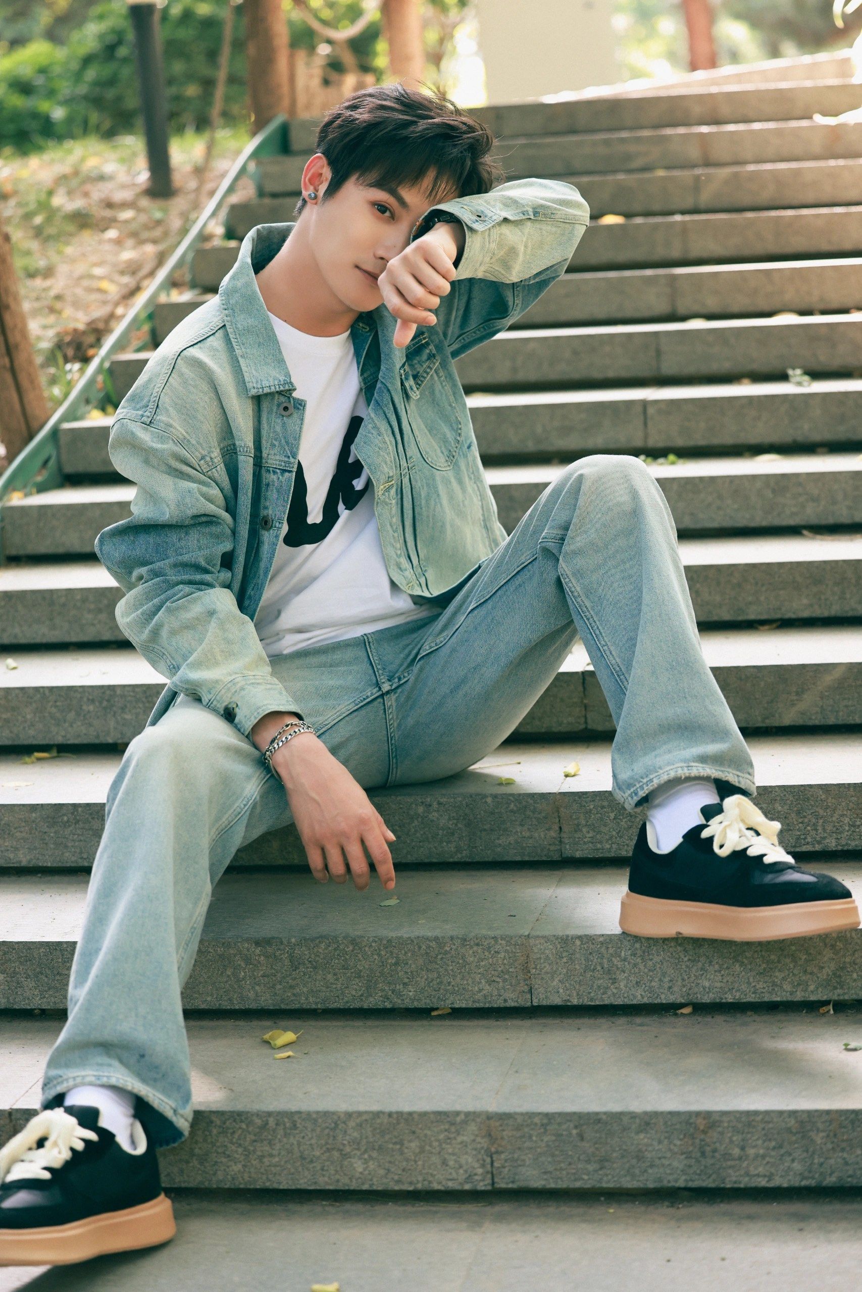 郑业成上身lee牛仔套装,简约叠穿拉满少