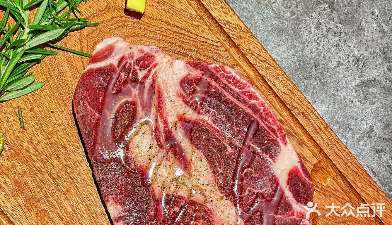 屯儿里不能错过的宝藏烤肉店，比脸大的牛排一定要试试！