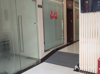 看我紧张还拿了个握力球让我抓着