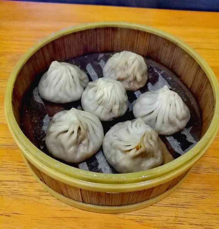 镇淮楼包子铺(河海店)-"河海菜场北边的点心店,品种很多.就在十字.