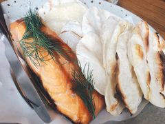 烟熏三文鱼配烤饺子皮和芥末籽酱-BOR Eatery(安福路店)