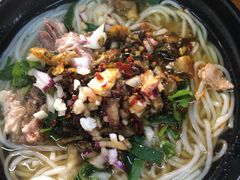 -鸿浩扒猪脚米线