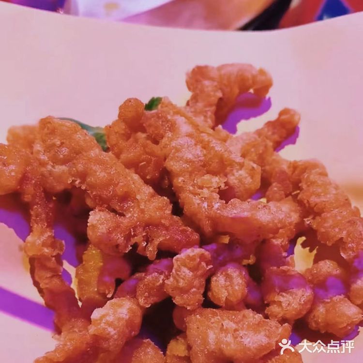 生意火爆🔥屋里屋外坐满了人