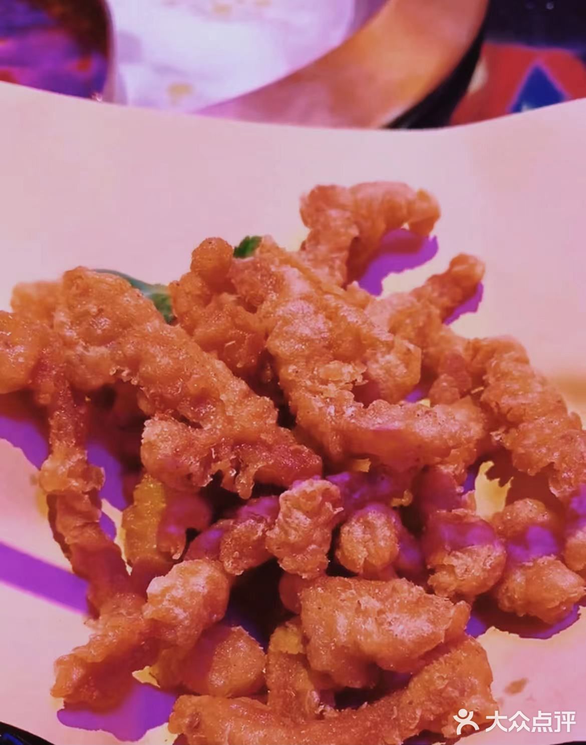 生意火爆🔥屋里屋外坐满了人