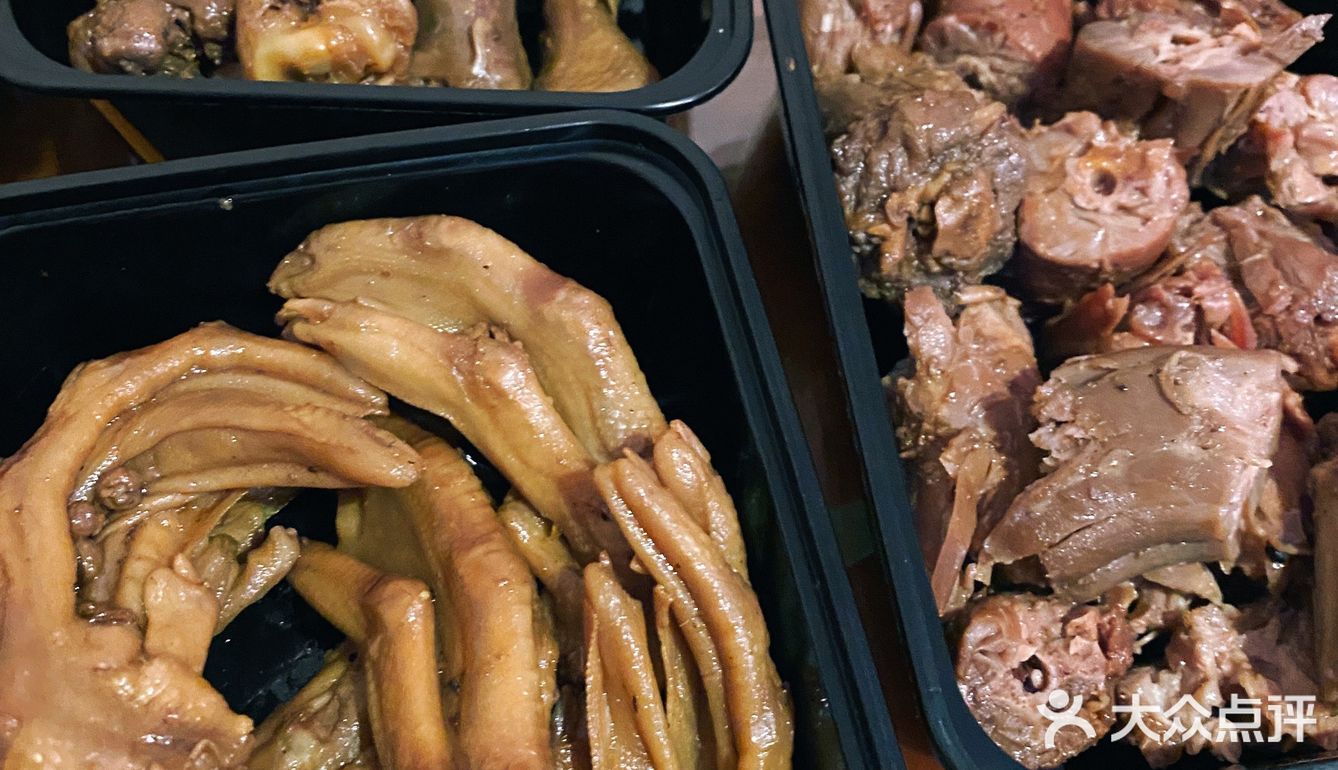 用一次性盒子装着 相比于其他店的是用袋子装的好多了