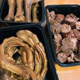 用一次性盒子装着 相比于其他店的是用袋子装的好多了