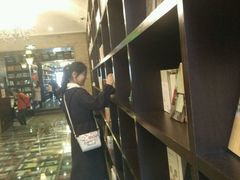 -钟书阁(松江泰晤士小镇店)