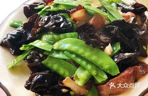 Black Mushroom Stir-Fried with Snow Peas