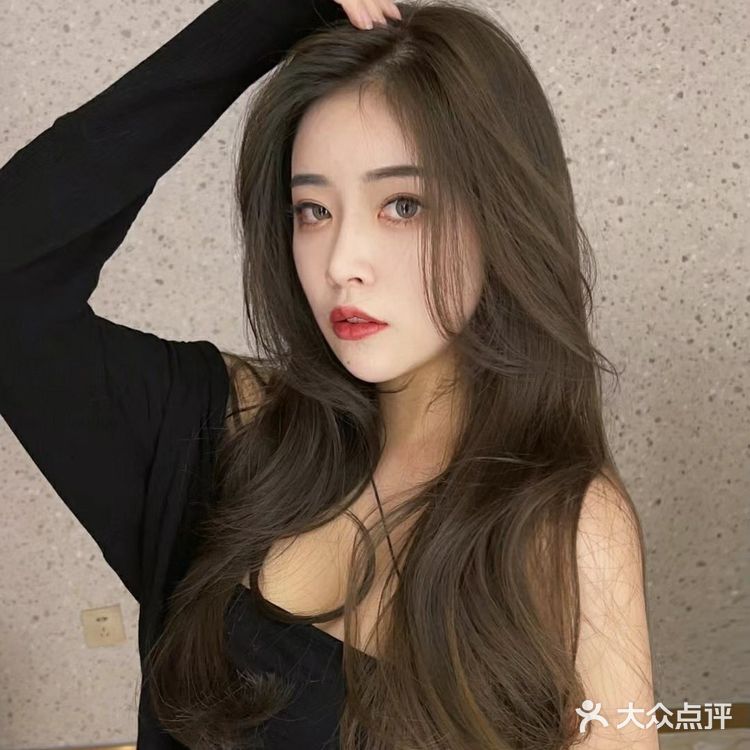 进去就有小姐姐接待,坐在沙发上问你今天要做啥子