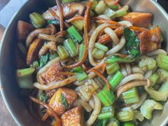 蘑菇炒米粉-董小西的凉皮和椒麻鸡(三元桥店)