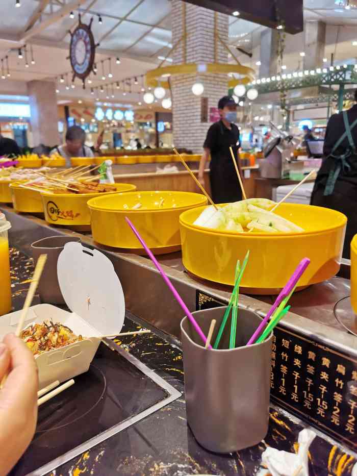 合肥路佳世客二楼,美食广场里头,有个小火锅涮涮串,经常来吃.