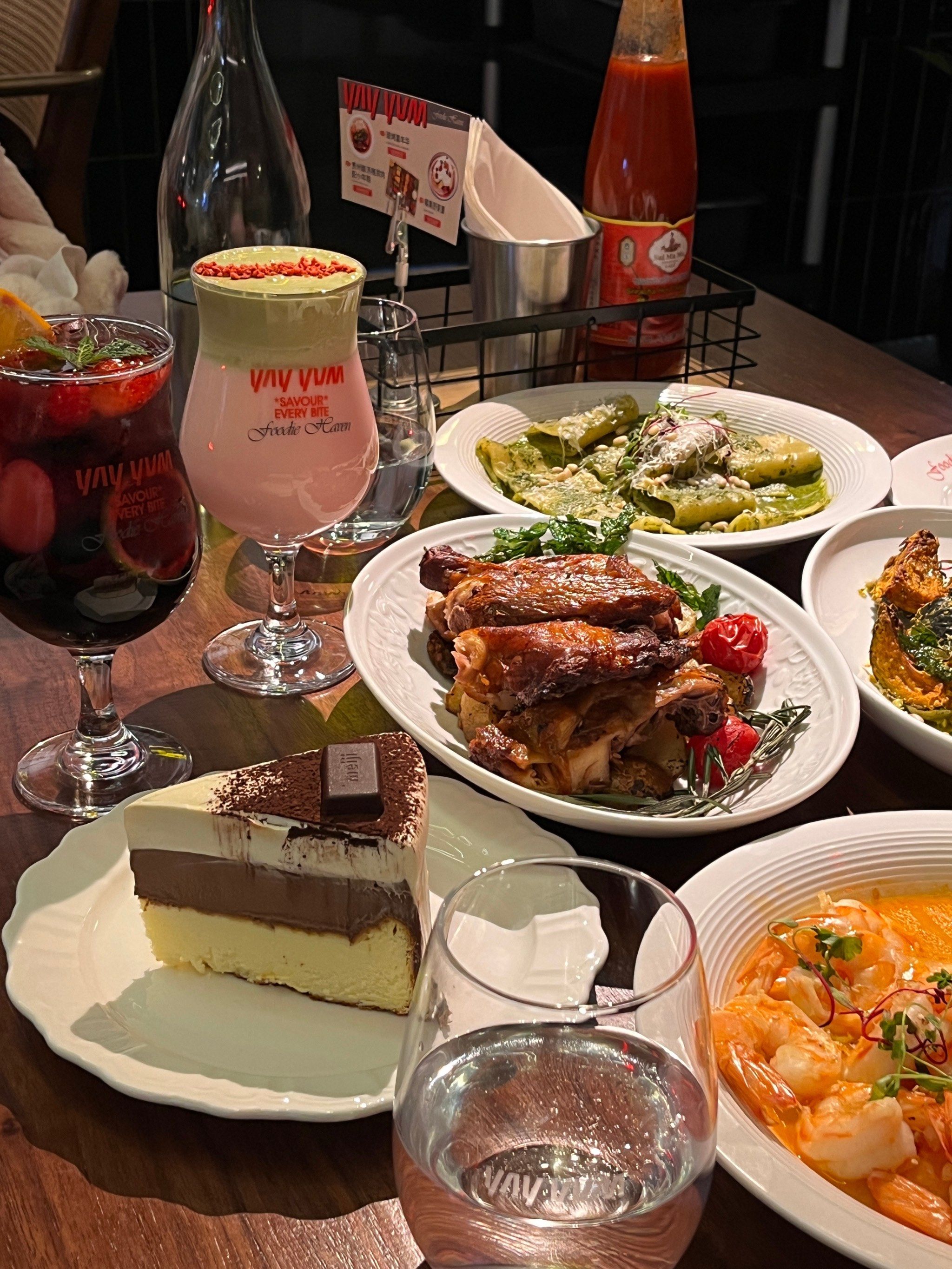 夜晚的烛光与美味佳肴