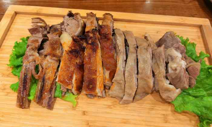 阿西娅羊羔肉(大沙坪店)-"在去兰州路上准备进城的路边上,看到这里人.