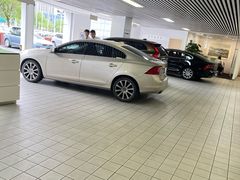 -杭州中沃沃尔沃4S店(滨江区店)