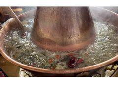 -果松木炭酸菜铜火锅·外婆参鸡汤