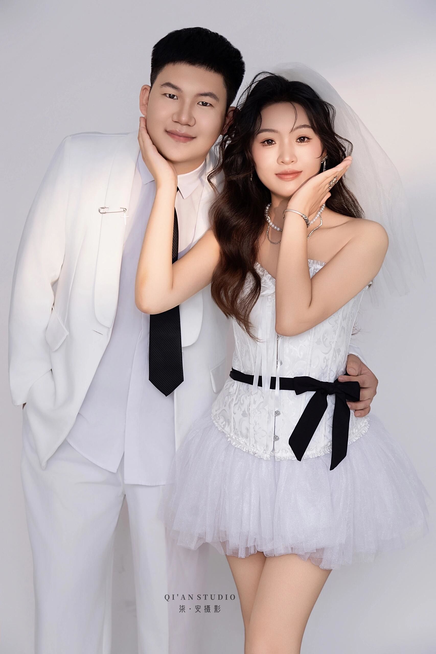 n-
情侣写真现在的这种风格真的很好看
白色的小裙裙也很显身