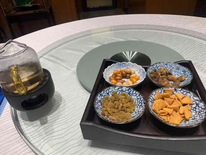 定的套餐,換了幾個菜,每桌單價不算很高,比同慶樓之類的酒店的同檔次