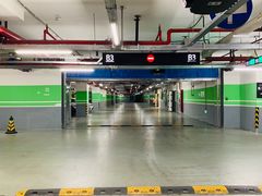 -绿地缤纷城-停车场