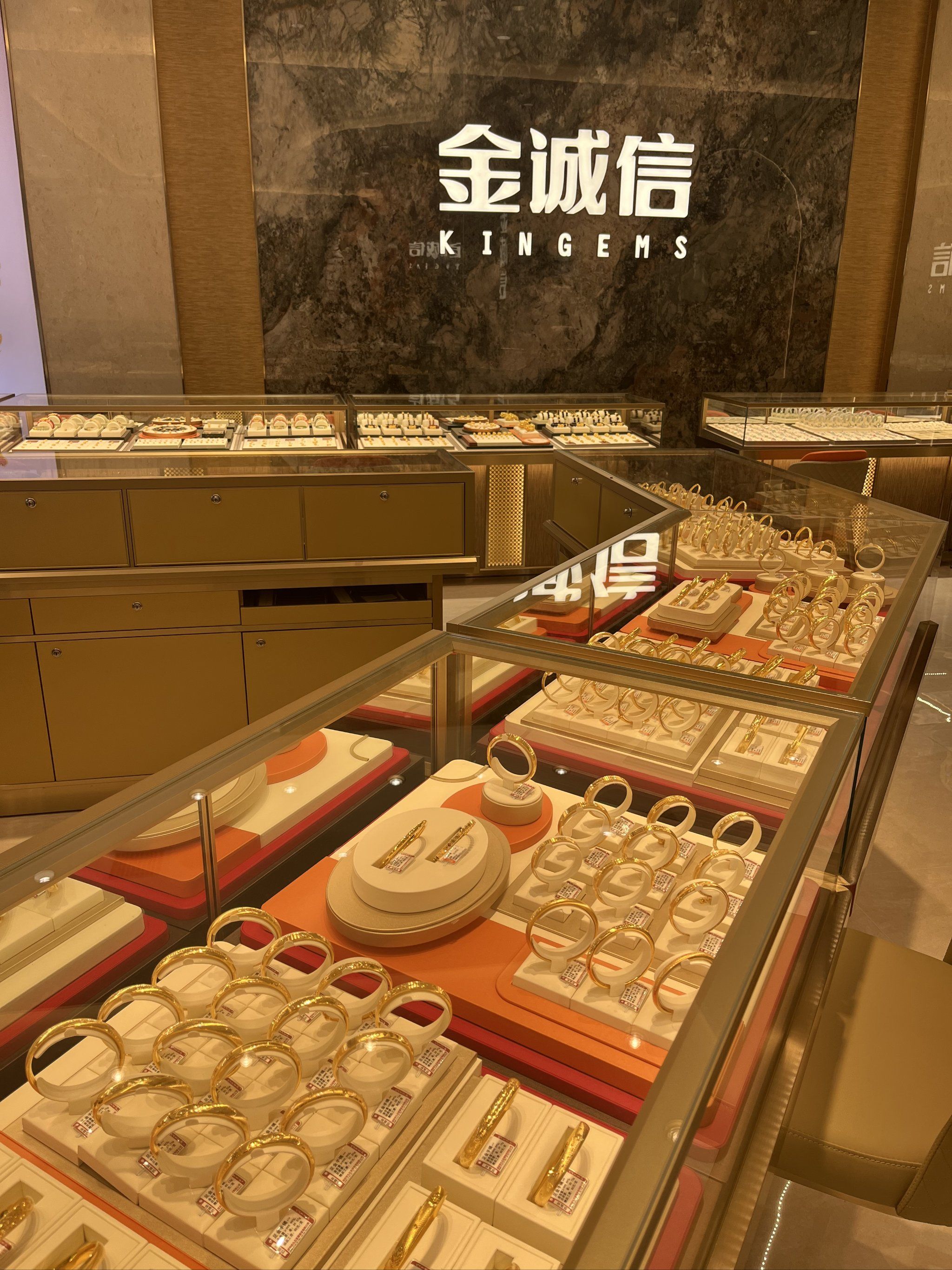 珠宝小姐姐笑得很甜,服务热情,还送了我一个精致的杯子,寓意幸福一