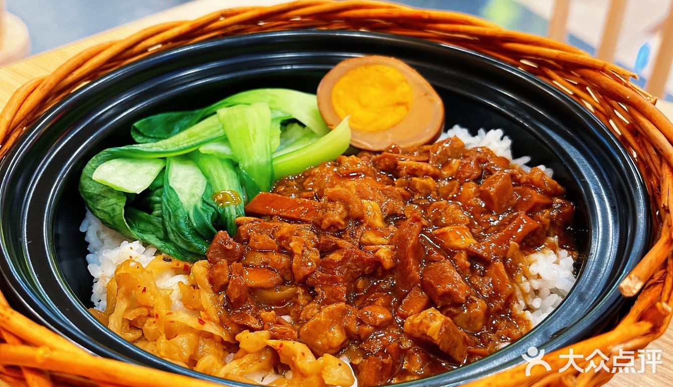 最近变身快餐小陈上线炒鸡香的卤肉饭