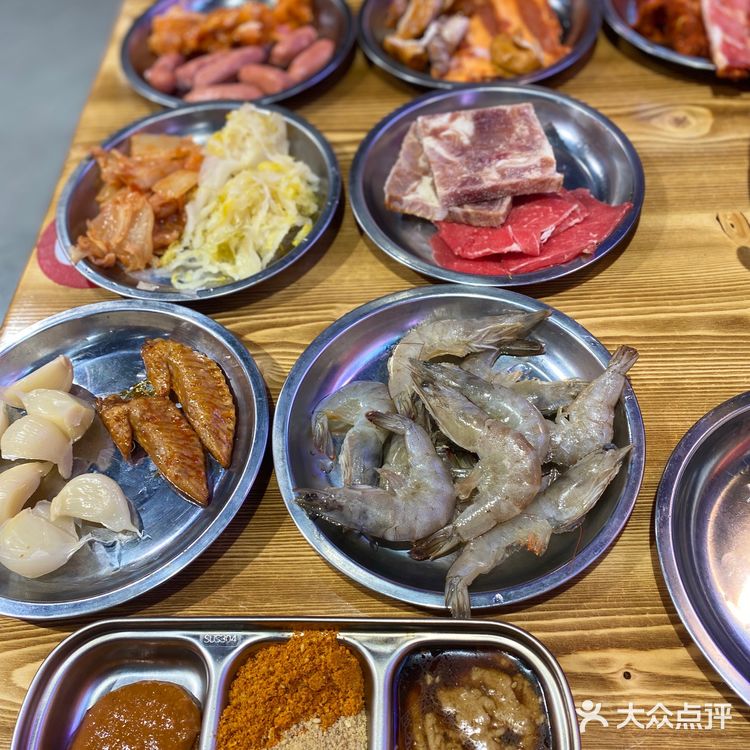 亲们!这家自助烤肉店太赞了!原始人自助烤肉