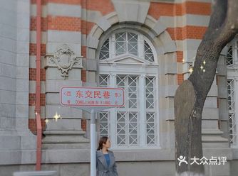 东交民巷是一条小街,警卫森严,路口站着很多兵人