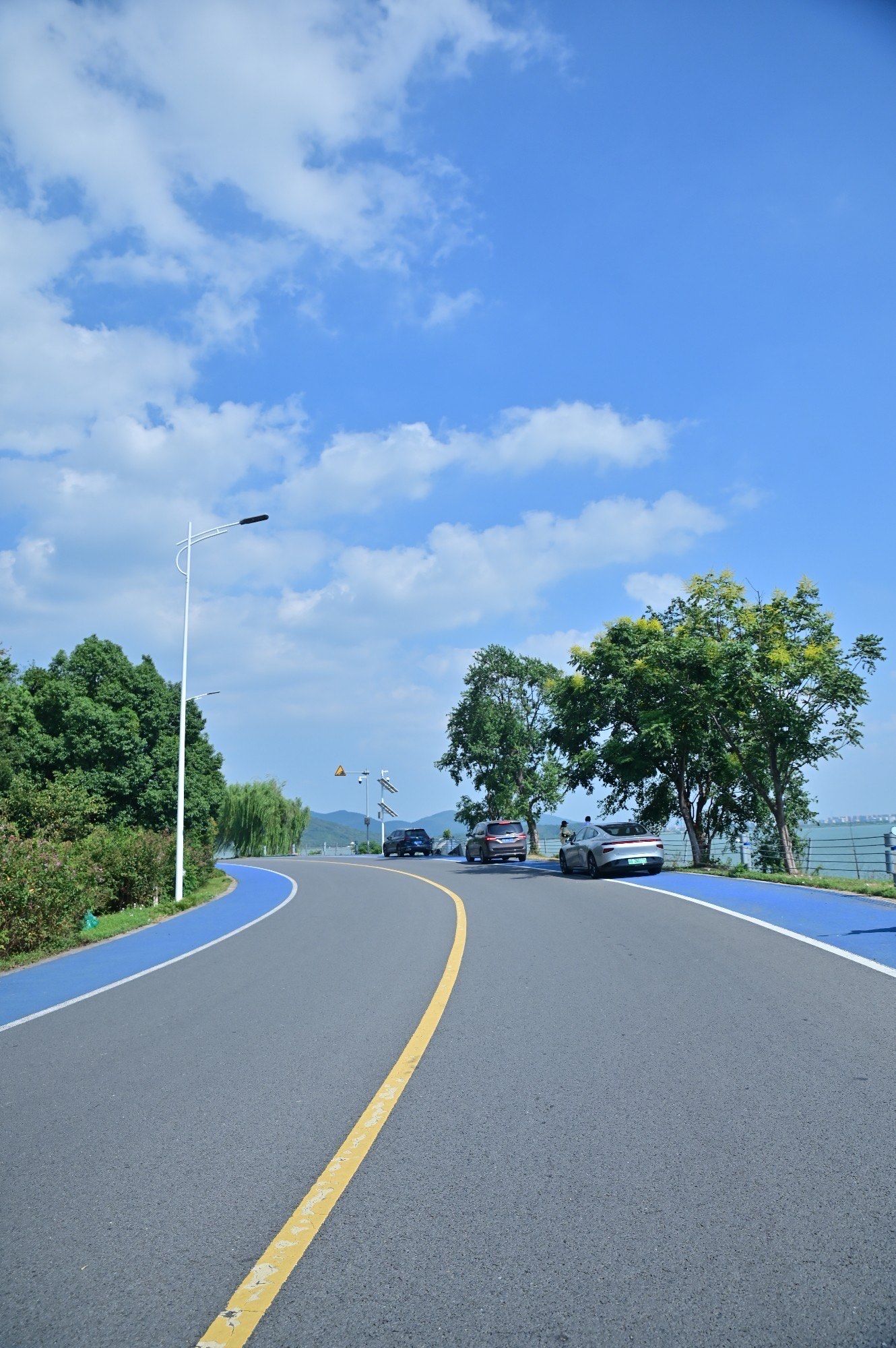 假装在国外系列#最美的风景在路上 
去了一趟太湖,照片太美,朋友