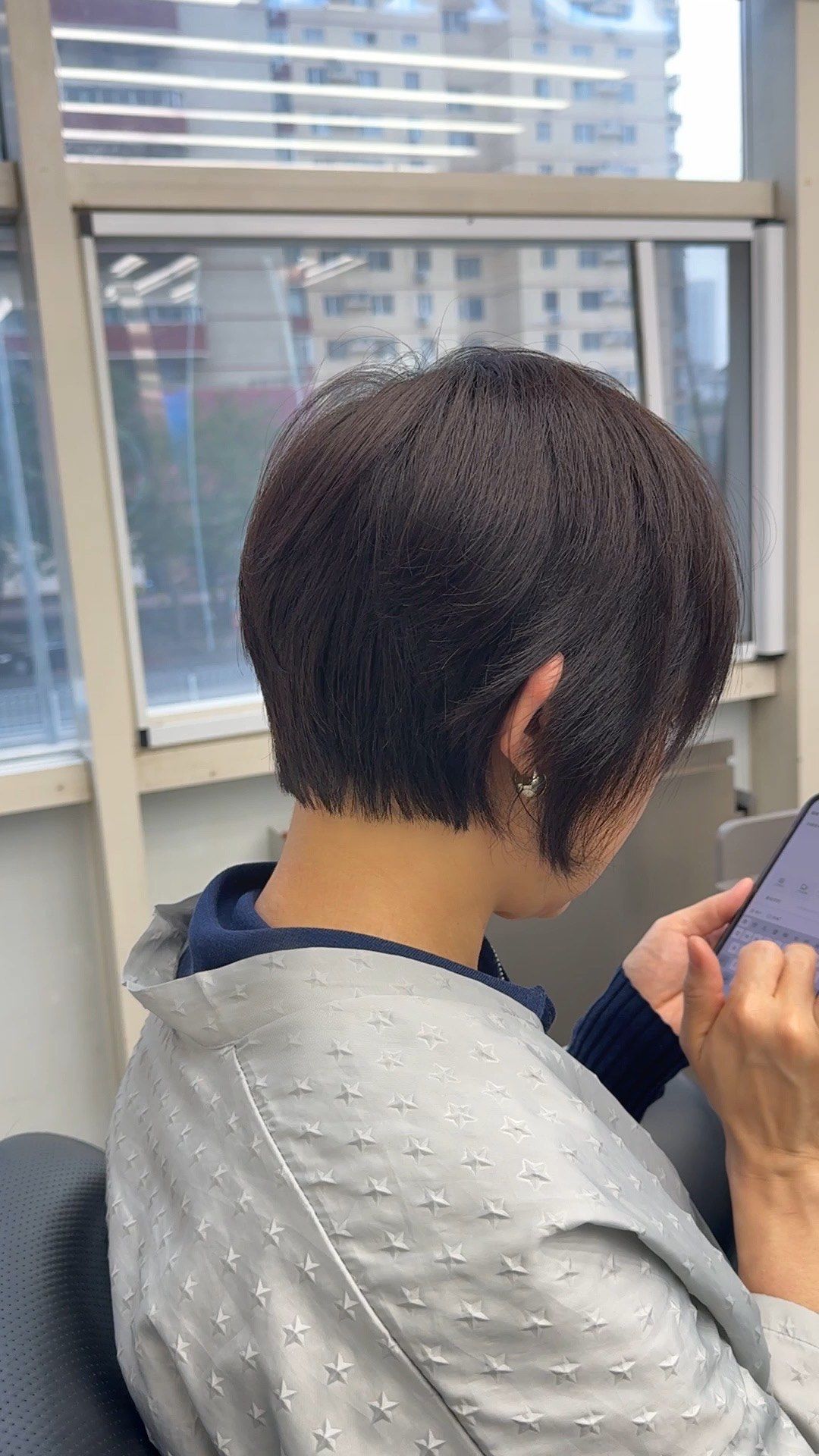 齐耳短发则乖巧可爱,额前的碎发增添几分灵动,凸显青春活力