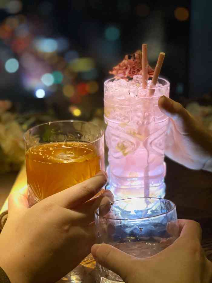 坐在窗边喝一杯看着74下车水马龙太浪漫了95鸡尾酒从杯