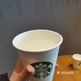 来星巴克点了一个蛋糕，店员送了四杯水[抠鼻][抠鼻]