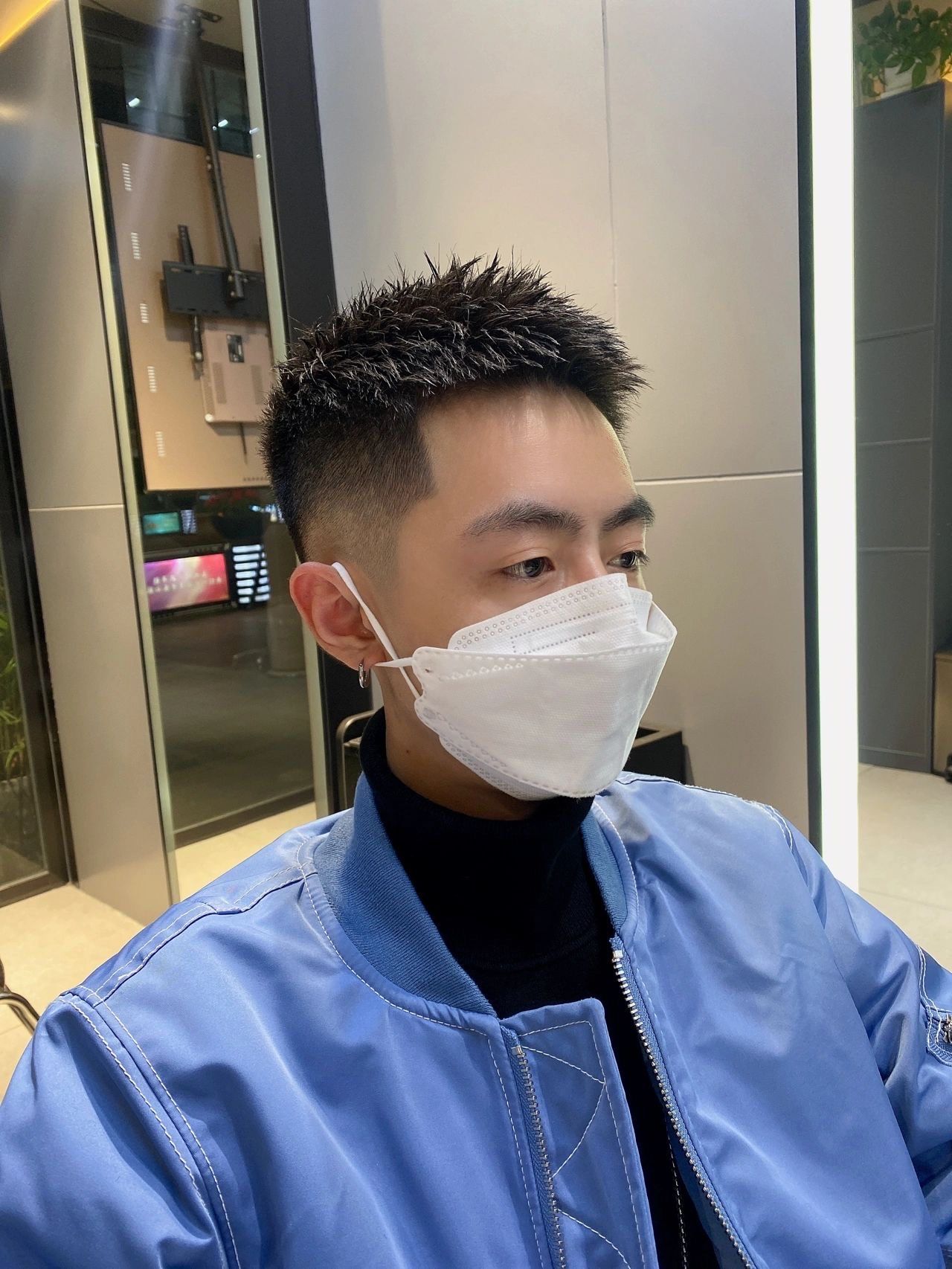 像这样一款渐层的寸头发型就特别的帅气受很多男孩子的欢迎