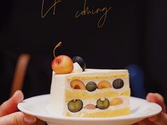 黄樱桃蓝莓奶油蛋糕-black rainbow coffee