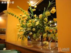 坐位旁边的花-萨莉亚意式餐厅(特力时尚汇店)