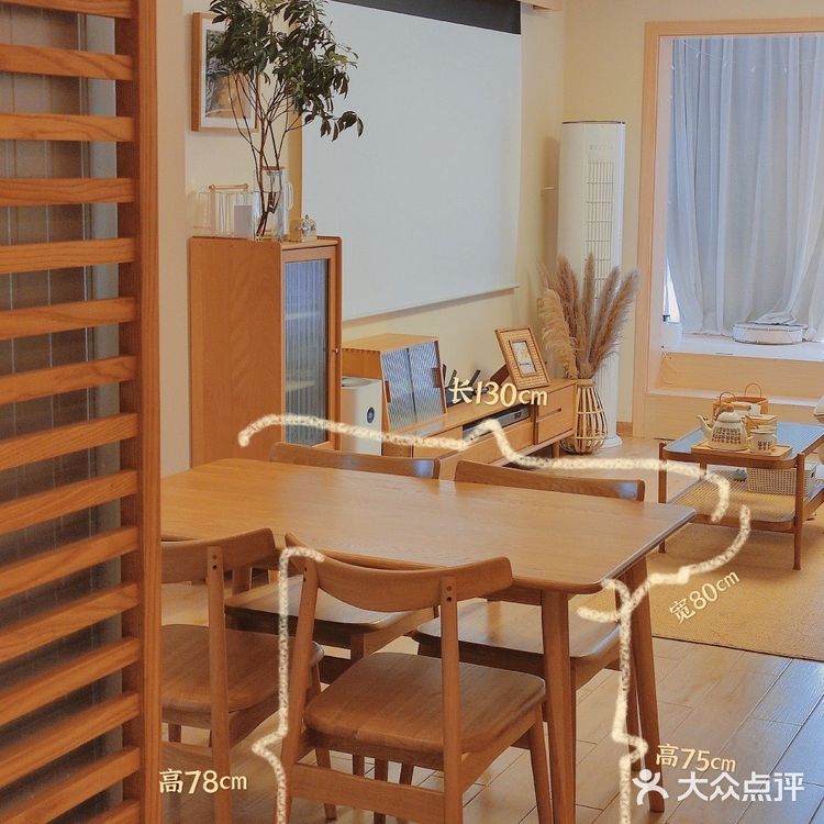 可以放下一个电饭煲和一个微波炉或烤箱
