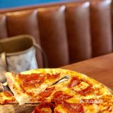 终于让恰到hin正宗的意大利披萨🍕啦！歪果仁老板很帅~[色]