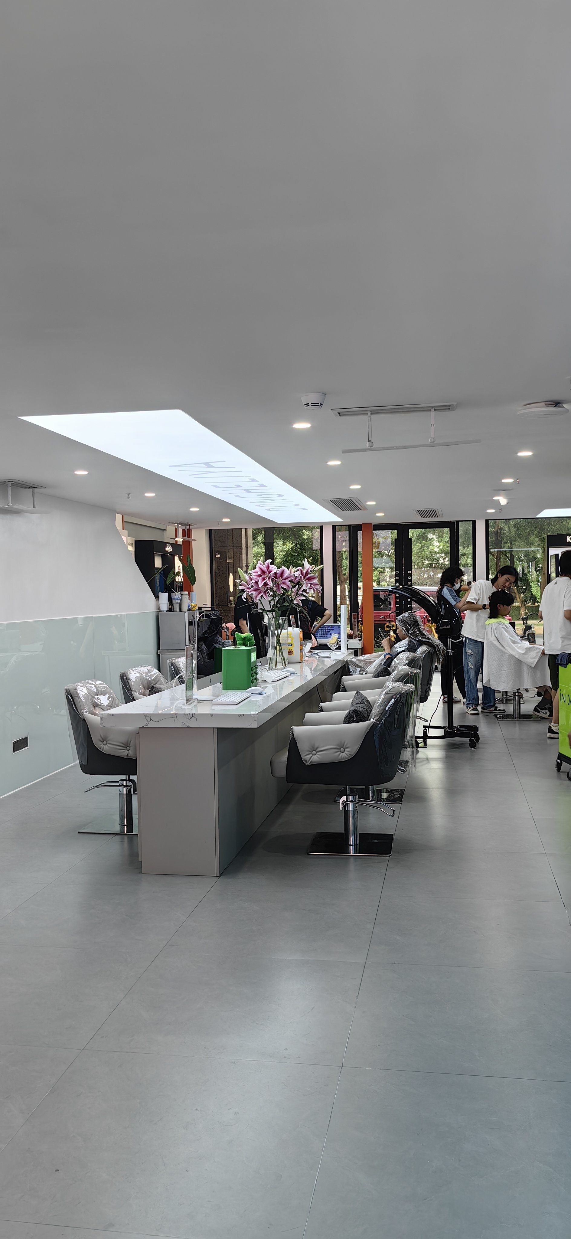 整个美发沙龙充满了动感与活力,每一个角落都洋