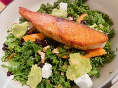 煎三文鱼牛油果色拉-wagas(暖山店)