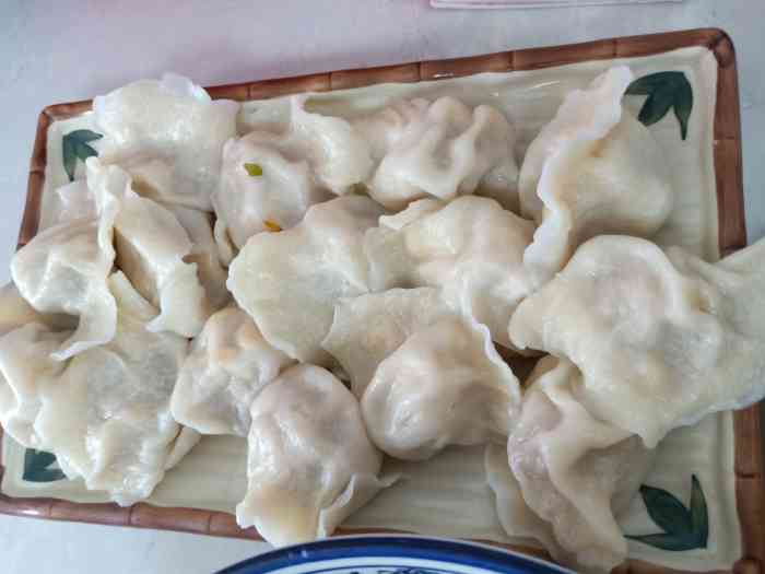 有豆腐皮,青瓜丝,海带丝和花生香菜,不辣,蒜香味浓 「酸菜饺子」东北