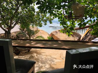这里的海水清澈见底，小鱼儿在身边摇头摆尾欢快的游来游去