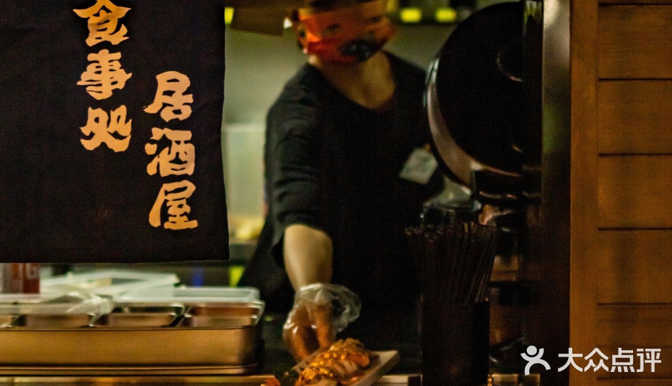 超大杯啤酒[啤酒]抓一大把烧鸟撸串，氛围感来了