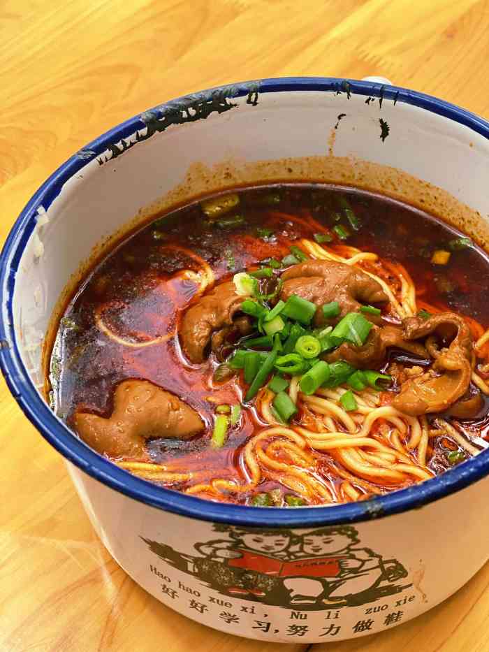唯一不足的就是有点油 可能成都的小面都很油【成都|盅盅面】 被安利