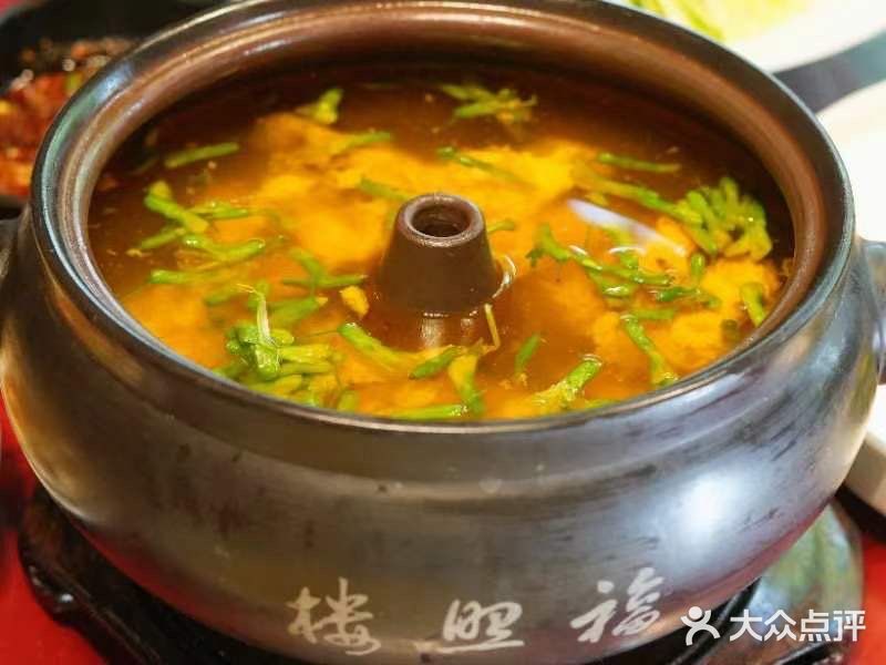 酒店共三层楼，装修很好，那种民国风！云南菜做的非常好吃