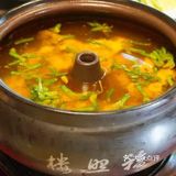 酒店共三层楼，装修很好，那种民国风！云南菜做的非常好吃