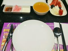开胃小菜和水果和例汤……-法式利昂铁板烧主题餐厅(唐山爱琴海店)