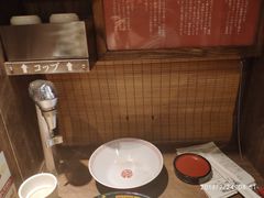 餐具摆设-一兰拉面(新宿中央东口店)