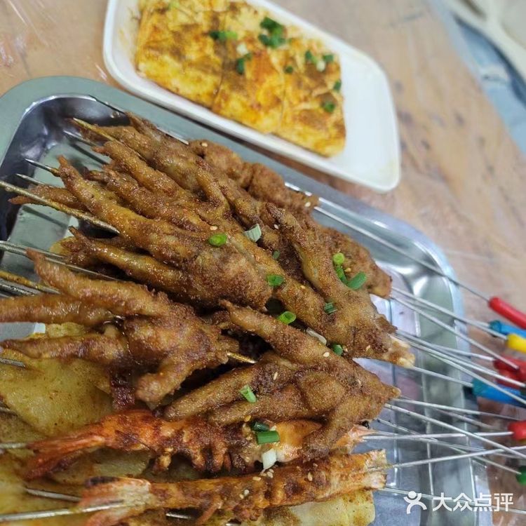 一群人胡吃海喝也罢，食物填饱了肚皮