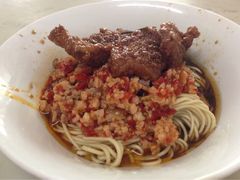 辣肉大排面-小桃园餐厅